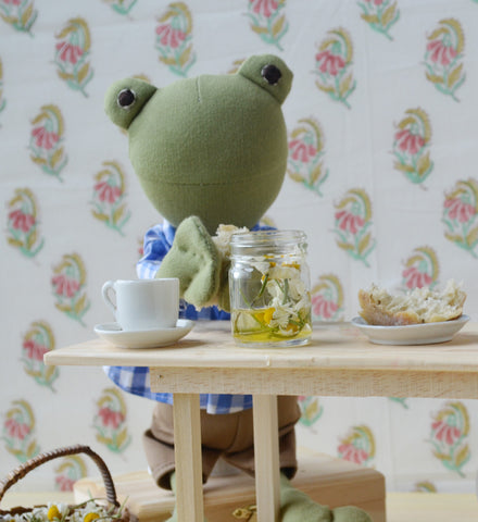 Lewis Toad sipping his tea